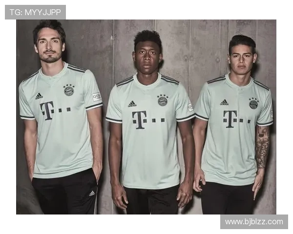 拜仁新赛季球衣亮相：金边设计与简约后背
